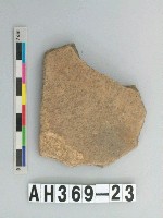 藏品(灰褐色粗砂陶片)的圖片